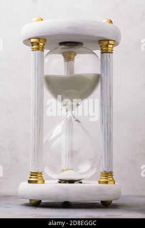 Weiße Sanduhr auf dem Tisch, Nahaufnahme Stockfoto