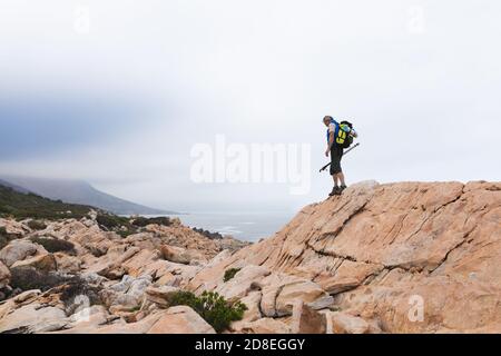 Älterer Mann, der Zeit in der Natur verbringt Stockfoto