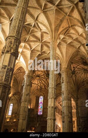 Kunstvolle spätgotische Architektur und dekorative Decke im Inneren des Klosters Jerónimos in Lissabon, Portugal, Europa. Stockfoto