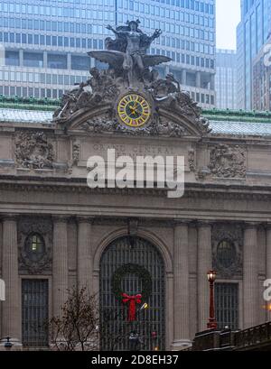 Ein verschneite Weihnachtstag in New York im Grand Central Bahnhof mit dekorierten Kranz Stockfoto