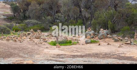 Künstlich hergestellte Steinhaufen auf dem Hyden Rock, Westaustralien Stockfoto