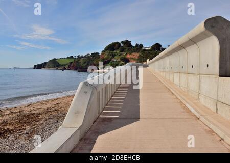 Die neue Ufermauer in Dawlish, kurz vor der Fertigstellung. Beachten Sie das Kreuzfahrtschiff vor der Küste während der Coronavirus-Pandemie verankert. Stockfoto