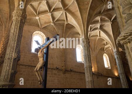 Kunstvolle spätgotische Architektur und dekorative Decke im Inneren des Klosters Jerónimos in Lissabon, Portugal, Europa. Stockfoto