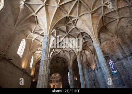 Kunstvolle spätgotische Architektur und dekorative Decke im Inneren des Klosters Jerónimos in Lissabon, Portugal, Europa. Stockfoto