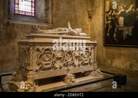 Innenraum des Klosters Jerónimos in Lissabon, Portugal, Europa, mit Grabstätte des Dichters Luís de Camões. Stockfoto