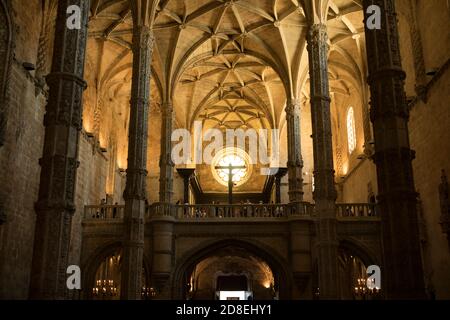 Kunstvolle spätgotische Architektur und dekorative Decke im Inneren des Klosters Jerónimos in Lissabon, Portugal, Europa. Stockfoto