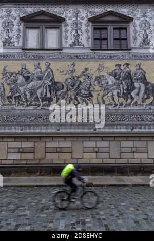 Radfahrer vor der Prinzenprozession in der Augustusstraße in Dresden, Sachsen, Deutschland Stockfoto