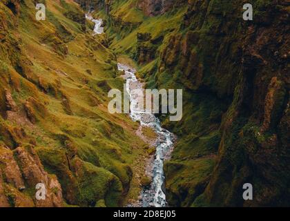 Eine atemberaubende Landschaft Textur der typischen isländischen Natur und Canyons in der Sommerzeit. Luftaufnahme. Stockfoto