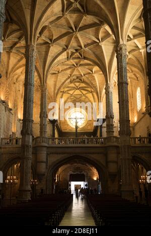 Kunstvolle spätgotische Architektur und dekorative Decke im Inneren des Klosters Jerónimos in Lissabon, Portugal, Europa. Stockfoto