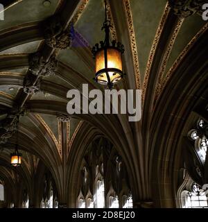 Hängende Laterne und Decke in Cloister, Sterling Memorial Library, Yale University, New Haven, Connecticut, USA Stockfoto