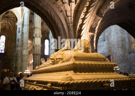 Grab von Vasco da Gama im Inneren des Klosters Jerónimos in Lissabon, Portugal, Europa. Stockfoto