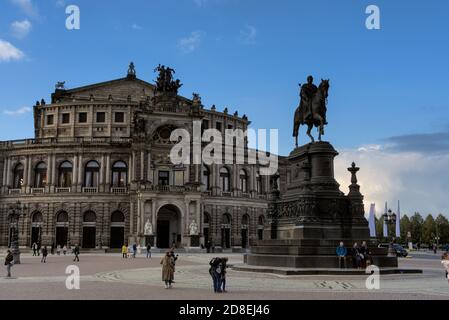 Semperoper mit Reiterdenkmal des Königs Johann von Sachsen in Dresden, Sachsen, Deutschland Stockfoto