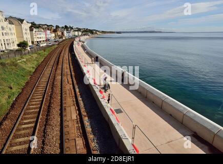 Die neue Ufermauer in Dawlish, kurz vor der Fertigstellung. Stockfoto