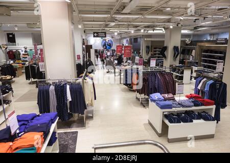 HELSINKI, FINNLAND-CIRCA DEZ, 2018: Der Verkaufsraum des Stockmann-Einkaufshauses ist voll mit Markenkleidung. Weihnachtsverkäufe. Der Stockmann ist die große Stockfoto