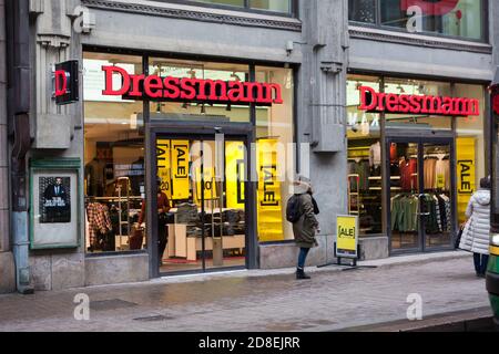 HELSINKI, FINNLAND-CIRCA DEZ, 2018: Eingangstür und Schaufenster des Dressmann-Ladens. Verkauf an Weihnachten. Es ist die führende Kette der Männer cl Stockfoto