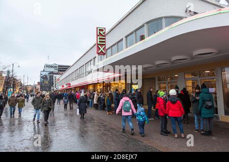 HELSINKI, FINNLAND-CIRCA DEZ, 2018: Eintritt zur Amos Rex-Ausstellung am Heiligabend mit langer Schlange wartender Besucher. Es ist ein Kunstmuseum gewidmet Stockfoto