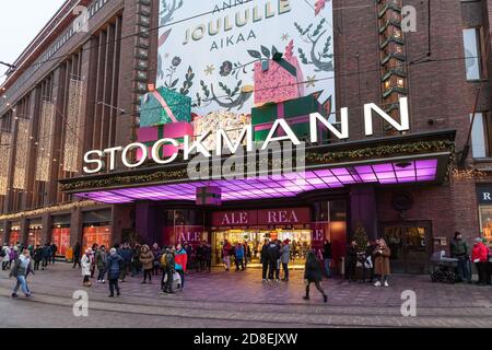 HELSINKI, FINNLAND-CIRCA DEZ, 2018: Der Eingang des Stockmann-Einkaufszentrums befindet sich im Zentrum der Stadt am Winterabend. Feiertagsbeleuchtung. Die Stoc Stockfoto