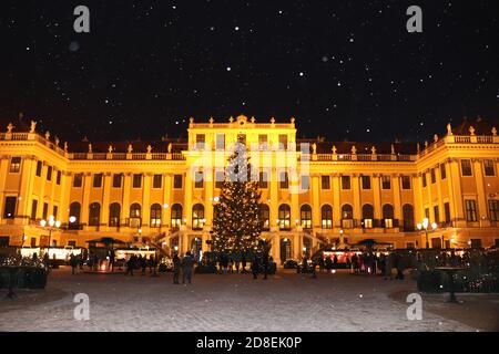 Die Schneeidylle entstand aus Schneeflocken, die zum Zeitpunkt der Malerei fielen. In der Ferne ist ein glühendes Tor zu sehen, das Teil der Burg ist. Stockfoto