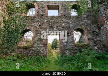 Das alte verlassene, verwinkelte Haus, das einst von den Brendon genutzt wurde Hügel Eisenerz Unternehmen im Exmoor Nationalpark Stockfoto