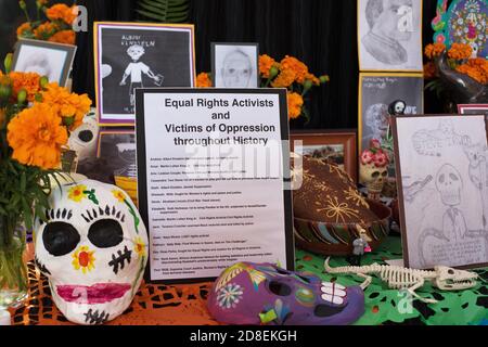 Eine Ofrenda, oder Day of the Dead Altar, gewidmet Gleichberechtigung Aktivisten und Opfer von Unterdrückung, auf der Ausstellung an der Universität von Oregon in Eugene. Stockfoto