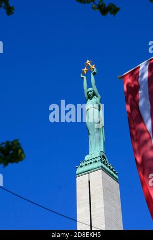 Freiheitsdenkmal auf dem Platz der Freiheit, Symbol für die nationale Souveränität Lettlands. Ansicht einer Statue auf einer Säule, die von einem Denkmal im Zentrum von Riga emporsteigt. Stockfoto