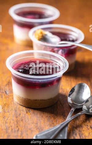 Süßes Dessert. Käsekuchen Tasse auf Holztisch. Stockfoto