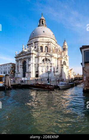Santa Maria de la Salute von einem Boot in der Lagune - Venedig, Italien Stockfoto