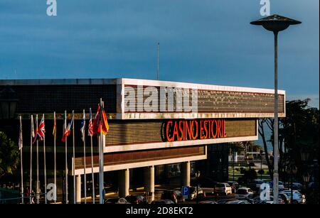 Fassade des Casino Estoril in der Kurstadt Estoril, Portugal mit Meer im Hintergrund sichtbar Stockfoto