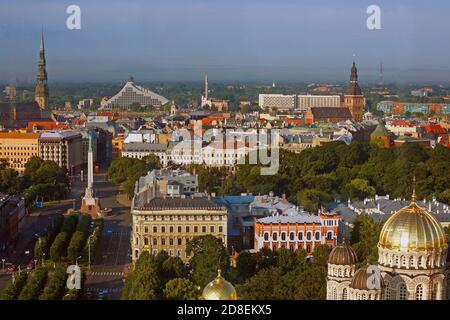 Blick über die Marienkathedrale, die Altstadt Richtung Daugava von oben Stockfoto