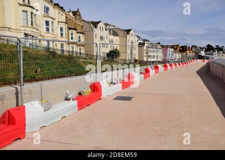 Der Fußgängerweg entlang der neuen Ufermauer in Dawlish, kurz vor der Fertigstellung. Stockfoto