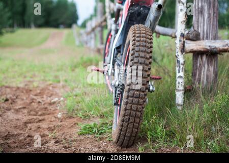 Offroad-Freizeitmotorrad auf ländlicher Strecke, Rückansicht auf Langlaufreifen Stockfoto