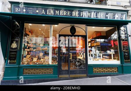 A la Reine de Famille ist die älteste Schokoladengeschäft in Paris. Den Speicher zuerst im Jahre 1761 eröffnet. Stockfoto