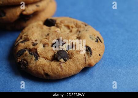 Plätzchen festliche Runde mit Schokoladentropfen close up auf ein Blauer Hintergrund gibt es einen Kopierplatz für den Text Des Fotos Stockfoto