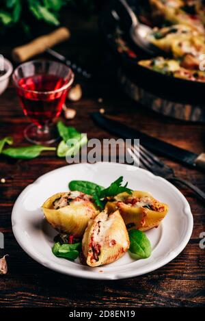 Pasta gefüllt mit Hackfleisch, Spinat und Käse Stockfoto