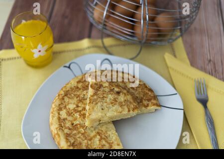 Nahaufnahme eines Omelettes zum Mittagessen Stockfoto