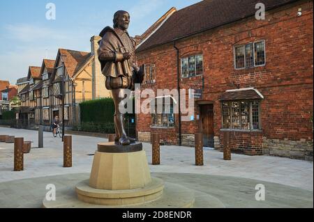 Statue von William Shakespeare steht vor seinem Geburtsort in Henley Street, Stratford upon Avon, Warwickshire Stockfoto