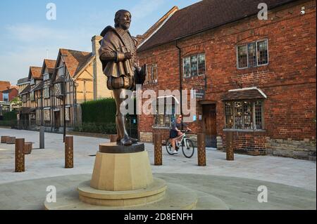 Statue von William Shakespeare steht vor seinem Geburtsort in Henley Street, Stratford upon Avon, Warwickshire Stockfoto