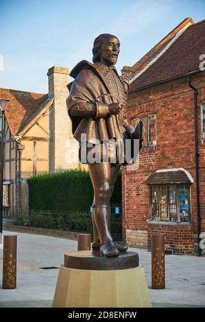 Statue von William Shakespeare steht vor seinem Geburtsort in Henley Street, Stratford upon Avon, Warwickshire Stockfoto