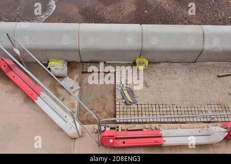 Block Pflaster wird entlang eines Teils der neuen Ufermauer in Dawlish gelegt, kurz vor der Fertigstellung. Stockfoto