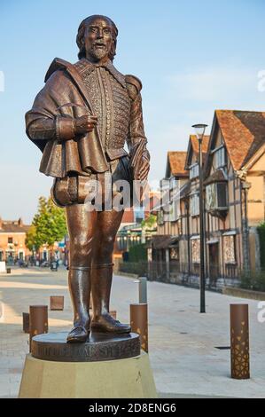 Statue von William Shakespeare steht vor seinem Geburtsort in Henley Street, Stratford upon Avon, Warwickshire Stockfoto