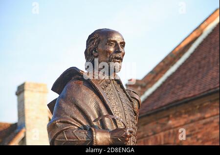 Statue von William Shakespeare steht vor seinem Geburtsort in Henley Street, Stratford upon Avon, Warwickshire Stockfoto