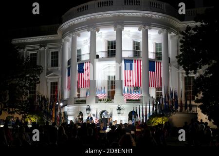 US-Präsident Donald Trump hält während der Vereidigung von Amy Coney Barrett, der Rechtsanwältin des Obersten Gerichtshofs, am 26. Oktober 2020 in Washington, DC, eine Rede. Von links nach rechts stehen: Amy Coney Barrett, Präsident Donald Trump und Richter Clarence Thomas am Obersten Gerichtshof. Stockfoto