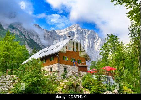 Berghütte im Triglav Gebirge, Slowenien, Sommertag Stockfoto