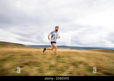 Schöner Trailrunner, der in der Natur läuft Stockfoto
