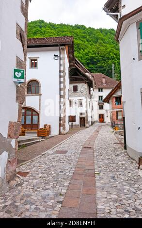 Straße in Pesariis, Friaul-Julisch Venetien, Italien Stockfoto