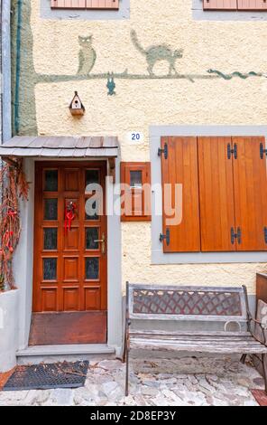 Haus mit Kunstwerken in Pesariis, Friaul-Julisch Venetien, Italien Stockfoto