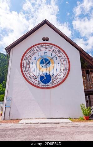 Uhr in Pesariis, Friuli-Venezia Giulia, Italien Stockfoto