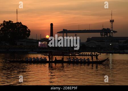 Die Silhouette der Königlichen Kahnen auf dem Chao Phraya Fluss mit dem Sonnenuntergang. Die Krönung des thailändischen Königs Rama 10 am 12,2019. Dezember in Bangkok. Stockfoto