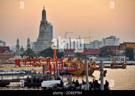 Die Krönung des thailändischen Königs Rama 10 am 12,2019. Dezember. Die königlichen Bargen dockten am Ratchaworadit Pier mit Wat Arun und dem Sonnenuntergang im Hintergrund an. Stockfoto