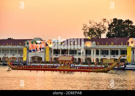 Die königliche Barge Narai Song Suban King Rama 9 vor dem Royal Thai Navy council Gebäude am Chao Phraya Fluss mit Sonnenuntergang. King Rama 10 Krönung. Stockfoto
